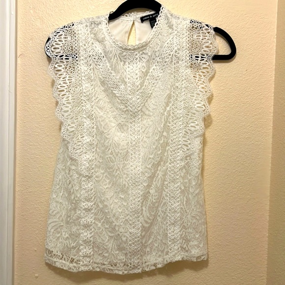 Embroidered White Sleeveless Top‎ - Picture 2 of 6